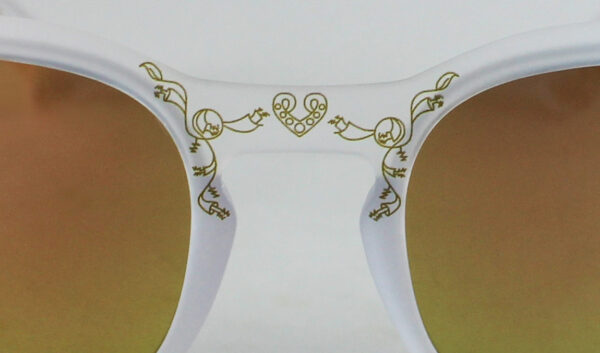 Gafas de sol con reproducción de un grabado antiguo de una peineta, realizado por Guillermo Expósito “Taller Flor D’Aigua”.