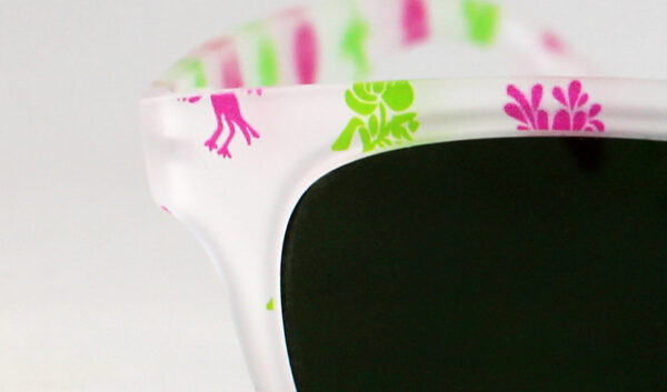 Gafa transparente mate y dibujo en color verde/rosa, lente verde polarizada de gran calidad, diseñada en Valencia y fabricada en Italia.