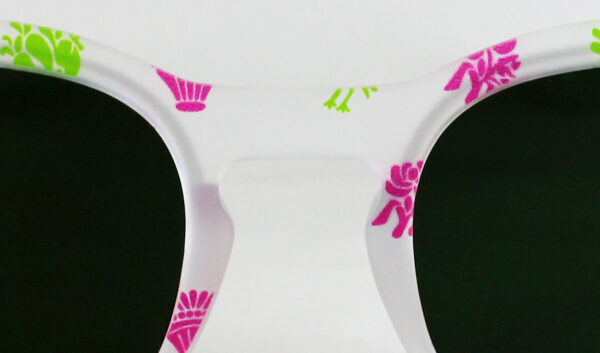 Gafa transparente mate y dibujo en color verde/rosa, lente verde polarizada de gran calidad, diseñada en Valencia y fabricada en Italia.