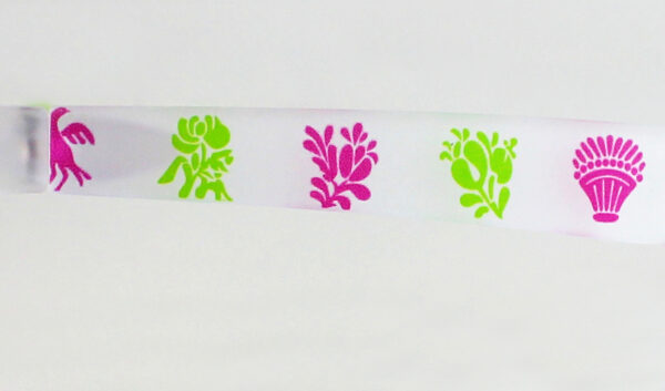 Gafa transparente mate y dibujo en color verde/rosa, lente verde polarizada de gran calidad, diseñada en Valencia y fabricada en Italia.