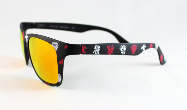 Gafa negra y dibujo en color Blanco/rojo, lente marrón o espejo rojo polarizada, o espejo azul de gran calidad, diseñada en Valencia y fabricada en Italia.