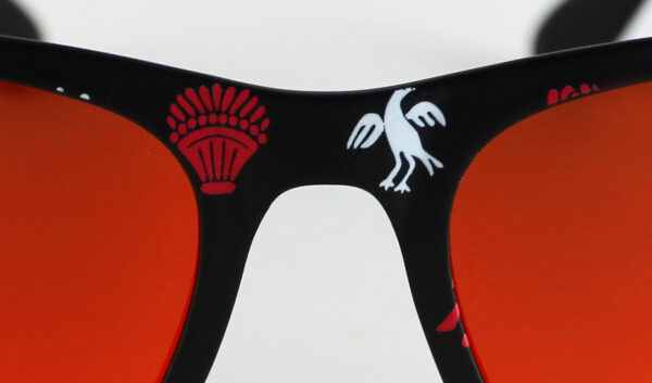 Gafa negra y dibujo en color Blanco/rojo, lente marrón o espejo rojo polarizada, o espejo azul de gran calidad, diseñada en Valencia y fabricada en Italia.