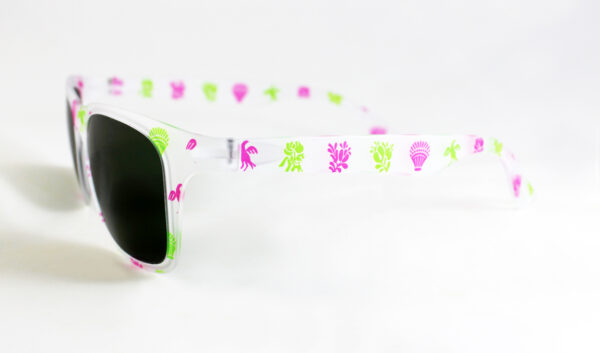 Gafa transparente mate y dibujo en color verde/rosa, lente verde polarizada de gran calidad, diseñada en Valencia y fabricada en Italia.