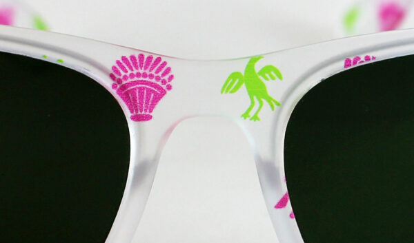 Gafa transparente mate y dibujo en color verde/rosa, lente verde polarizada de gran calidad, diseñada en Valencia y fabricada en Italia.