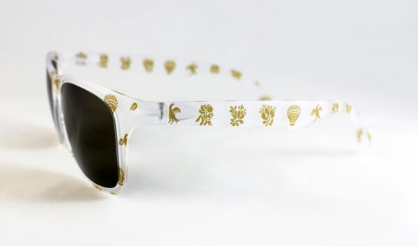 Gafa transparente mate y dibujo en color oro, lente marrón o espejo gris polarizada de gran calidad, diseñada en Valencia y fabricada en Italia.