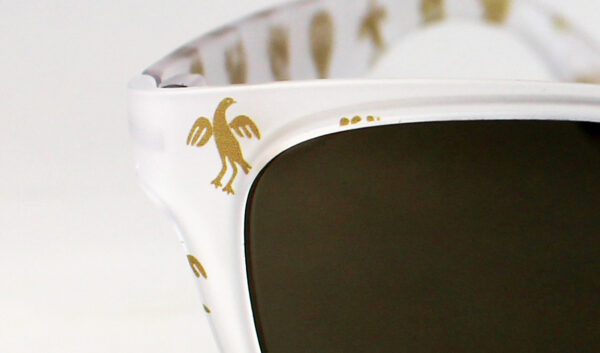 Gafa transparente mate y dibujo en color oro, lente marrón o espejo gris polarizada de gran calidad, diseñada en Valencia y fabricada en Italia.