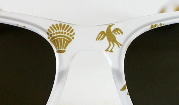 Gafa transparente mate y dibujo en color oro, lente marrón o espejo gris polarizada de gran calidad, diseñada en Valencia y fabricada en Italia.
